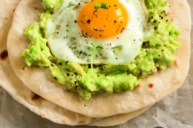 taco com ovo e guacamole