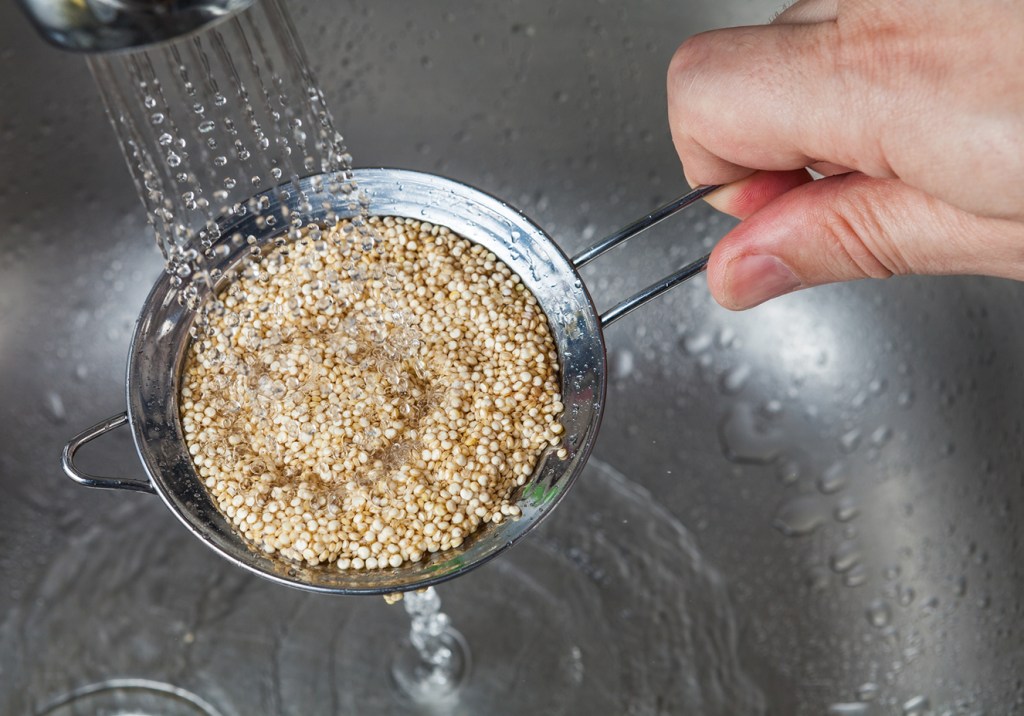 Por que você precisa deixar a quinua (e outros grãos) de molho na água
