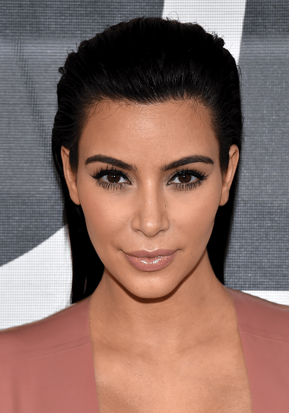 Copie o penteado preferido de Kim Kardashian com este tutorial