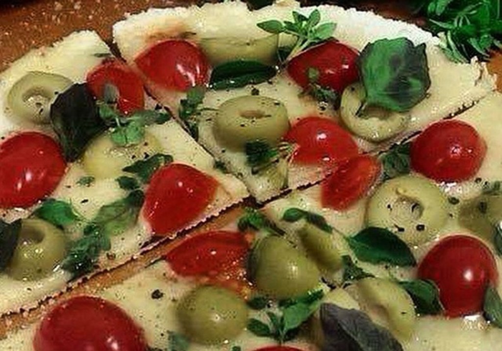 Pizza de tapioca com queijo e tomate-cereja