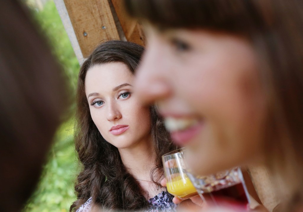 É normal sentir inveja das minhas amigas?