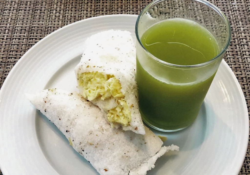 Café da manhã reforçado com suco verde e tapioca