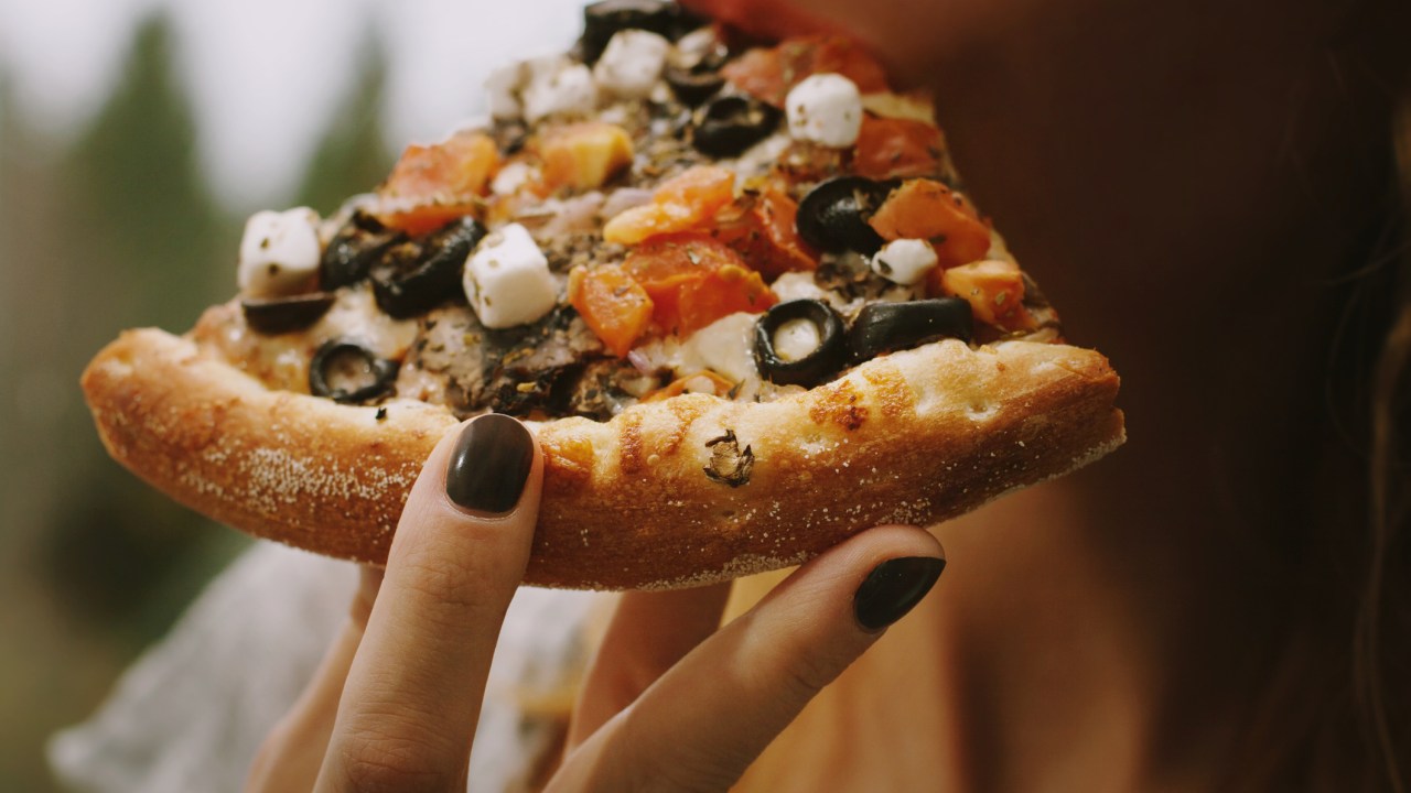Mulher comendo pizza
