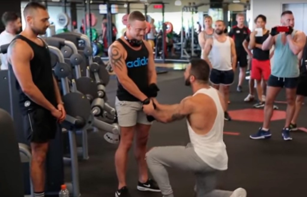 Este pedido de casamento na academia vai encher seu dia de amor