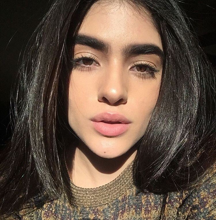 A tendência é manter a sobrancelha grossa. Veja famosas que usam