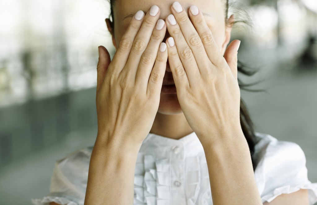 “Odeio me olhar no espelho. O que fazer?”, psicólogo responde