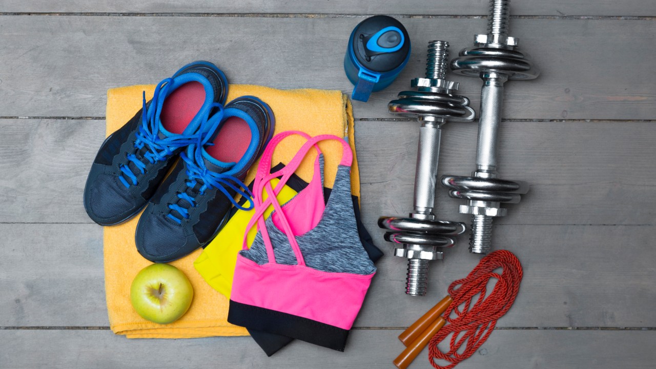 Roupas e acessórios de academia e maçã