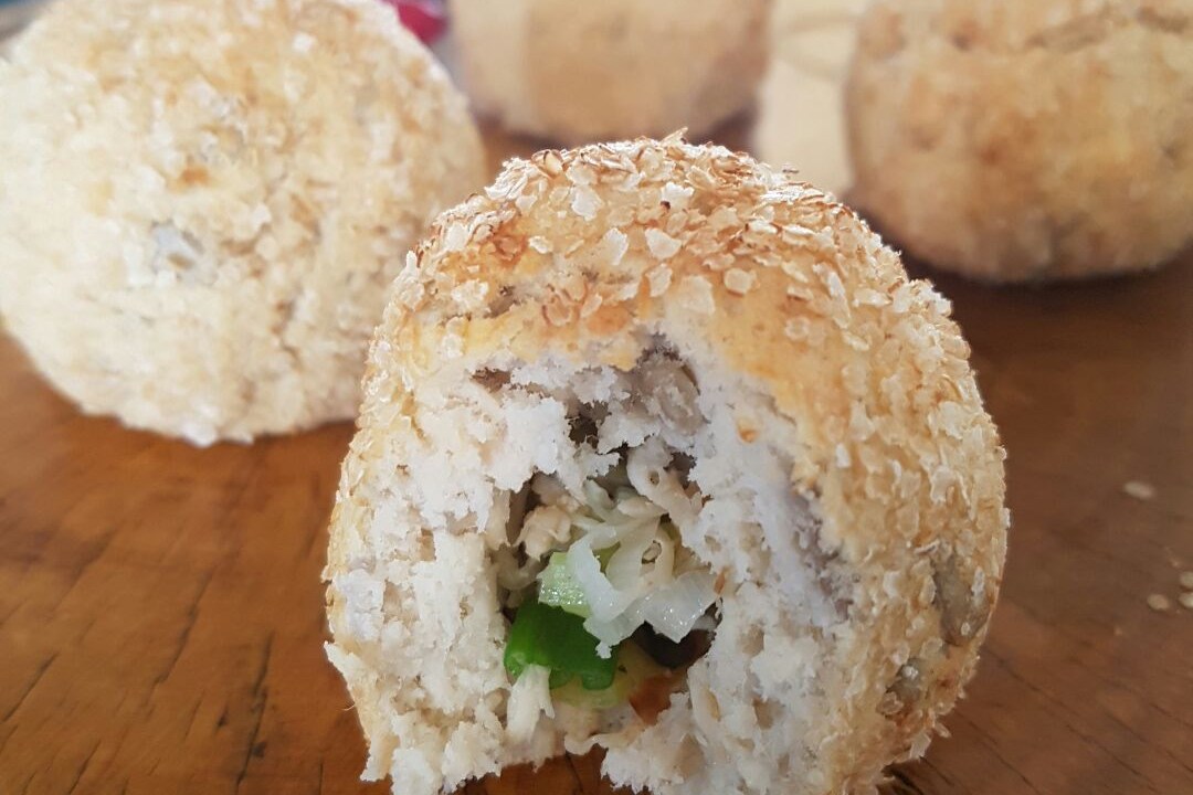 Bolinho proteico de frango com alho-poró