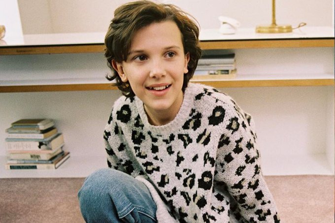 Millie Bobby Brown sentada no chão em campanha para Converse