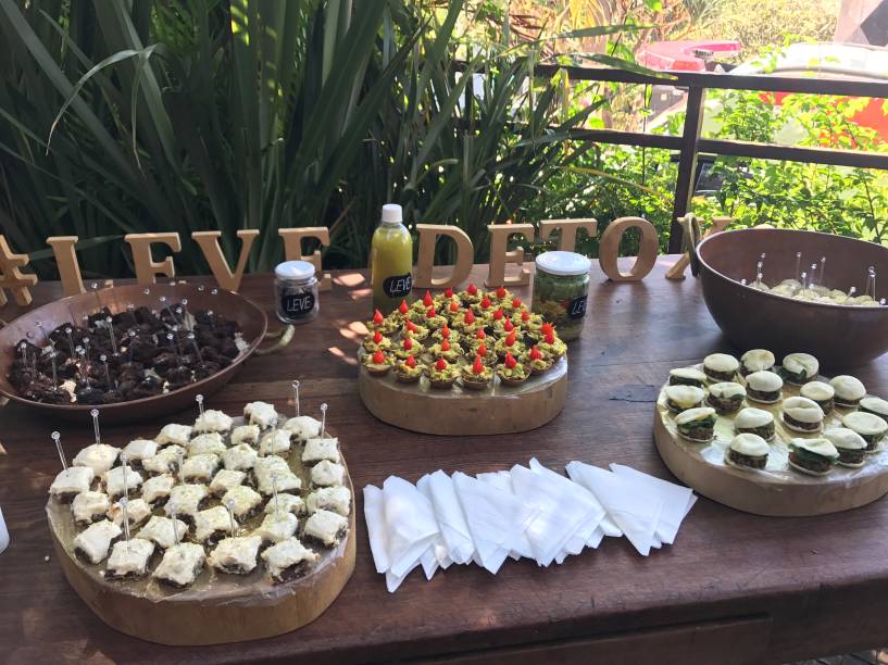 Buffet cheio de comidinhas gostosas e saudáveis da Leve Detox