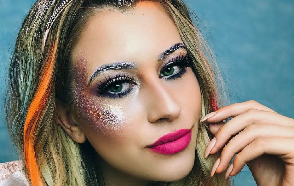 Truques fáceis para retirar o glitter do rosto, corpo e cabelo