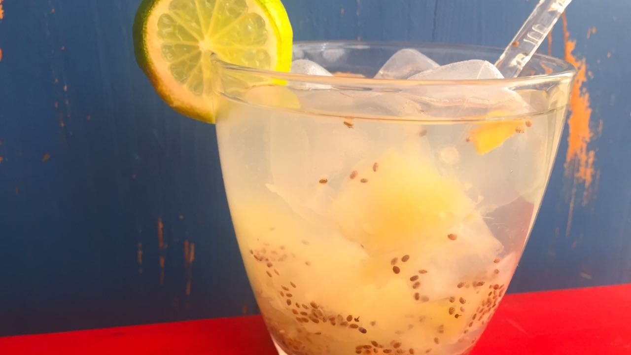 Caipirinha fit com gengibre, água, chia e limão