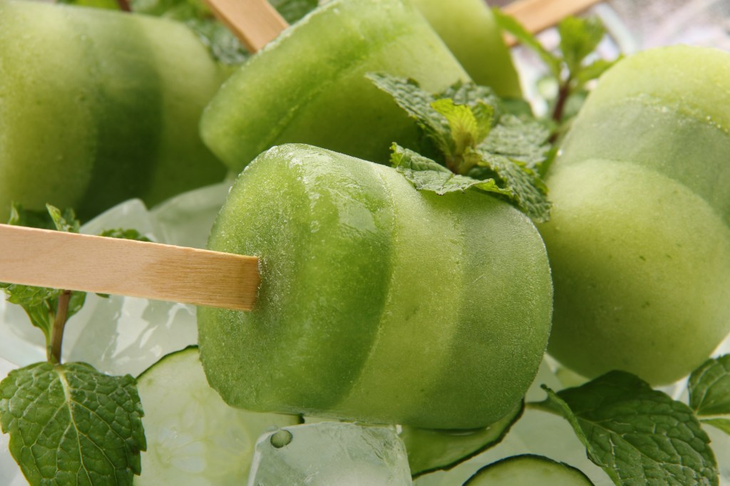 Este picolé de espinafre e abacaxi é detox!