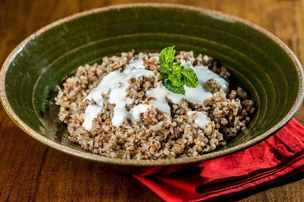 Prato árabe: trigo grosso proteico do restaurante Saj