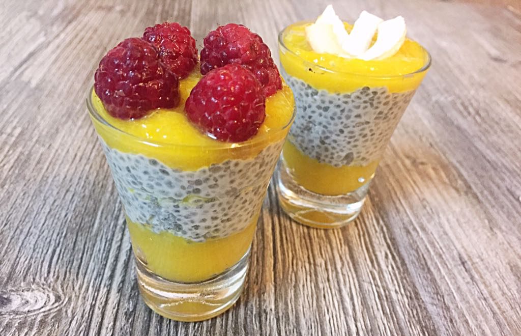 Sobremesa saudável: pudim de chia e coco com calda de damasco