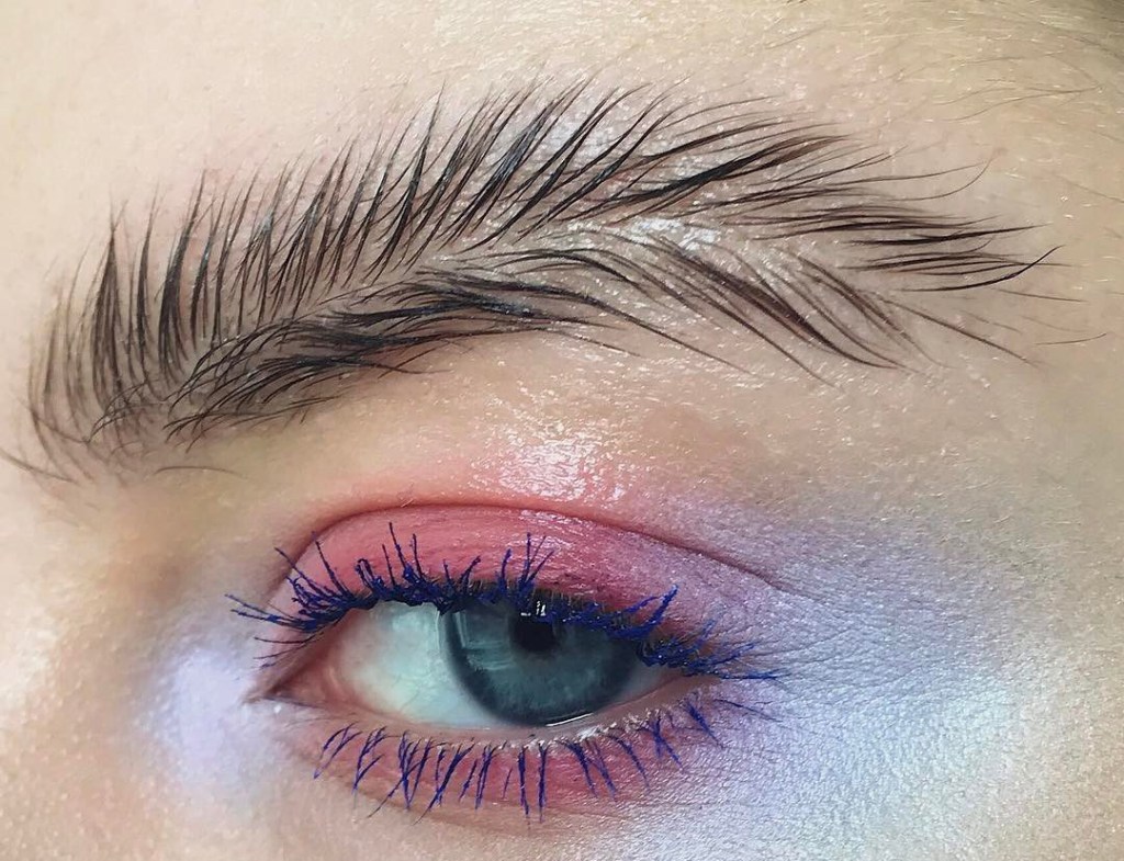 Sobrancelha em formato de pena? Essa pode ser a próxima tendência