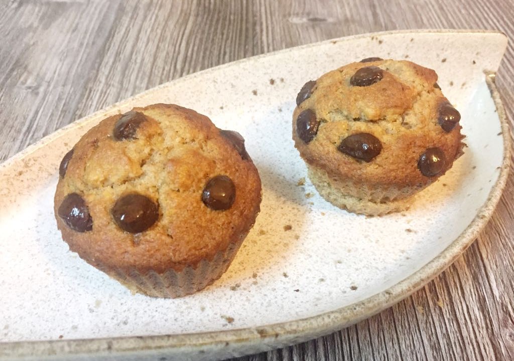 Muffin de banana com gotas de chocolate