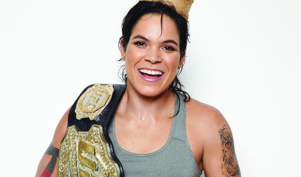 Amanda Leoa segurando cinturão