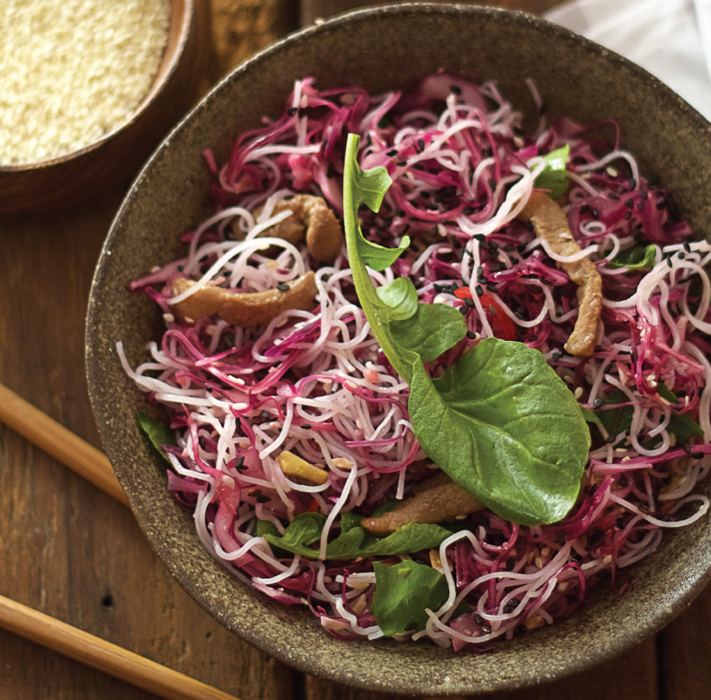 A salada thai é opção diferente para uma refeição leve e saborosa