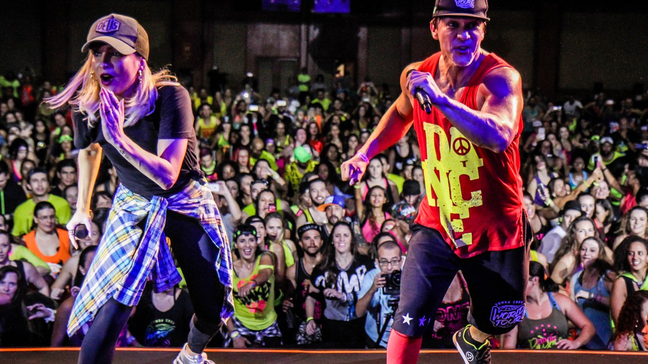 Cantora Claudia Leitte e Beto Perez, criador da Zumba, durante a Fitness Brasil