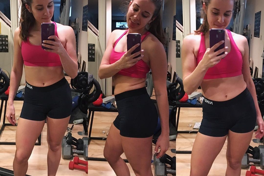 Mulher tirando foto no espelho na academia