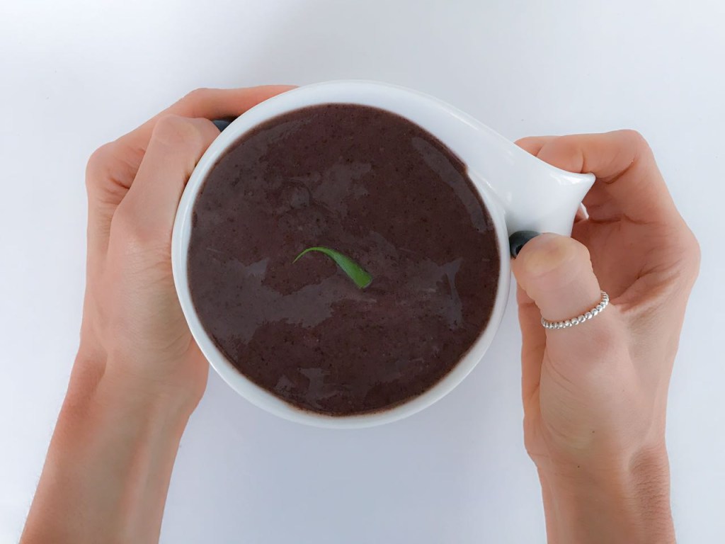 Este caldinho de feijão proteico é liberado até durante a dieta