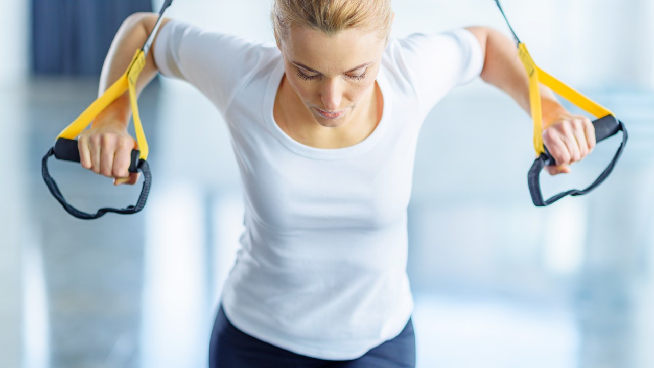 Mulher usando TRX