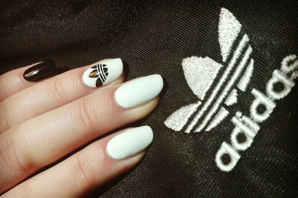 Unhas com logomarca são nova tendência de nail art