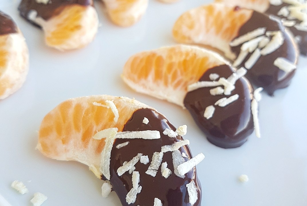 Snack de tangerina, chocolate e coco