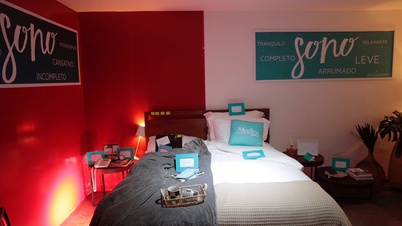 Quarto bagunçado e arrumado no Hotel do Sono Medley