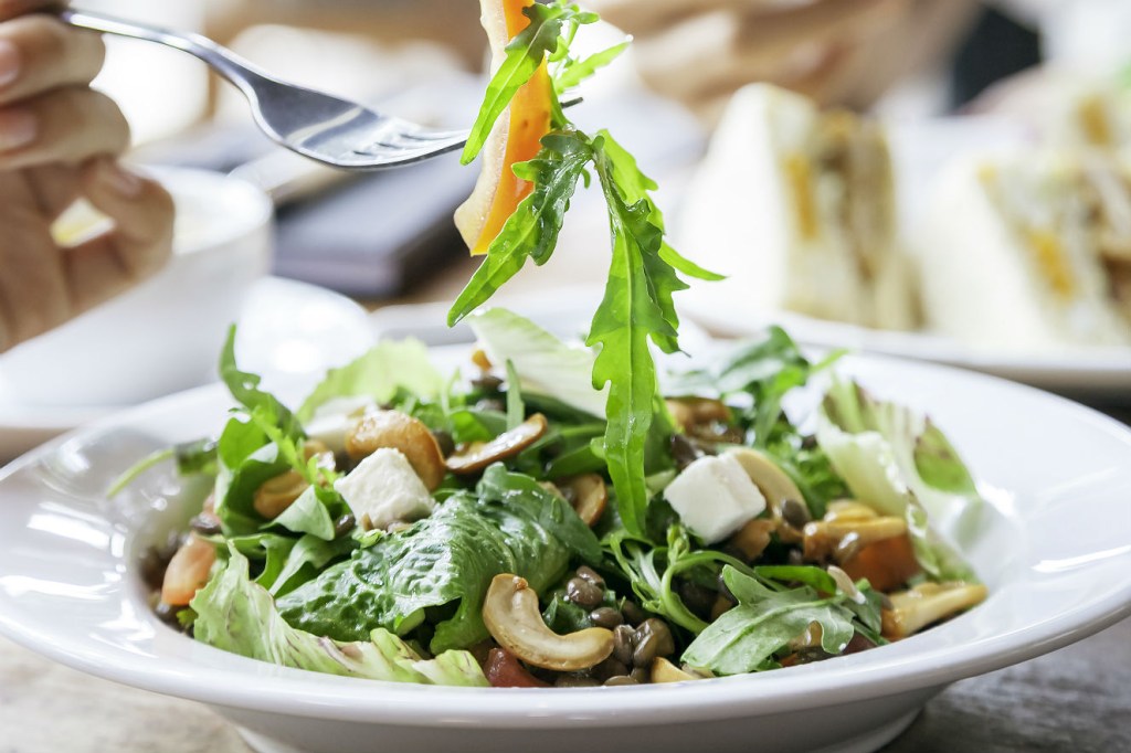 Vantagens de aderir à dieta plant based – mesmo quem come carne