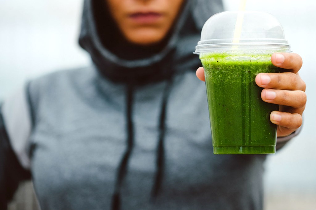 Suco de couve pós-treino auxilia no ganho de massa magra