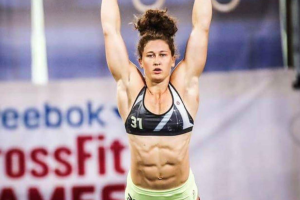 Tia-Clair Toomey nas argolas durante Crossfit Games 2017