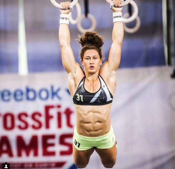 Tia-Clair Toomey nas argolas durante Crossfit Games 2017