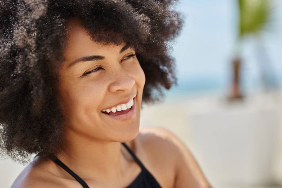 RESSECAMENTO. Sabe quando o cabelo parece sem vida, opaco e com aspecto seco? Tais situações, na maioria das vezes, são reflexos do uso de química e de excessos térmicos, uma vez que os fios perderam a umidade natural.<b></b>