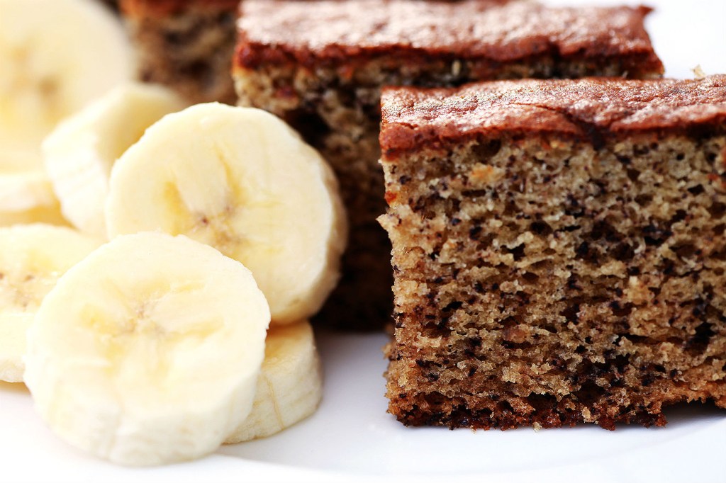 Bolo fit de banana com aveia rico em fibras