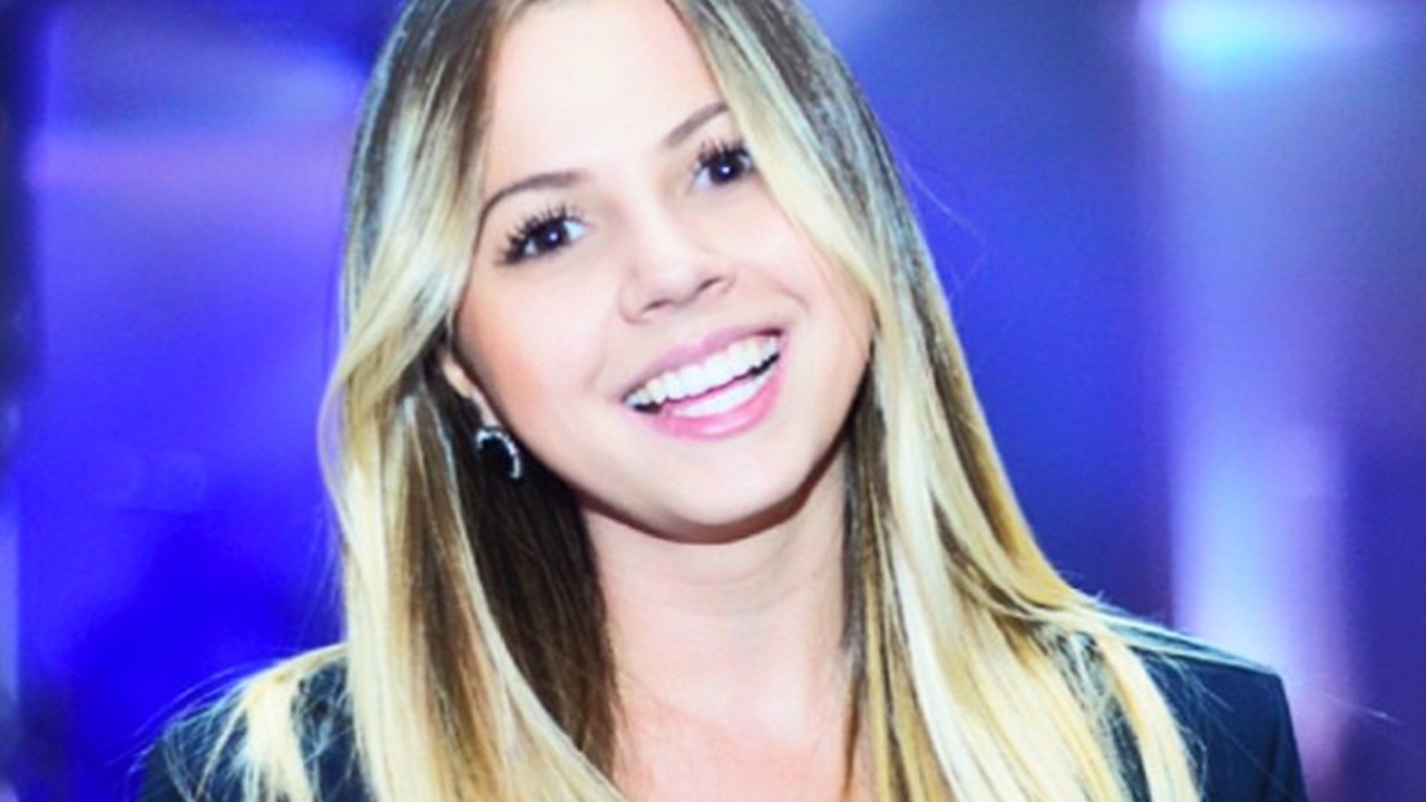 Close de Fernanda Santos com cabelo loiro e liso