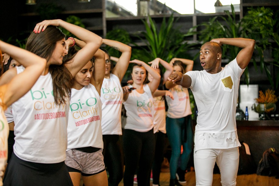 <p style="text-align:justify;">Olha o bracinho para o alto!</p> <p style="text-align:justify;">Olha o bracinho para o alto!</p>