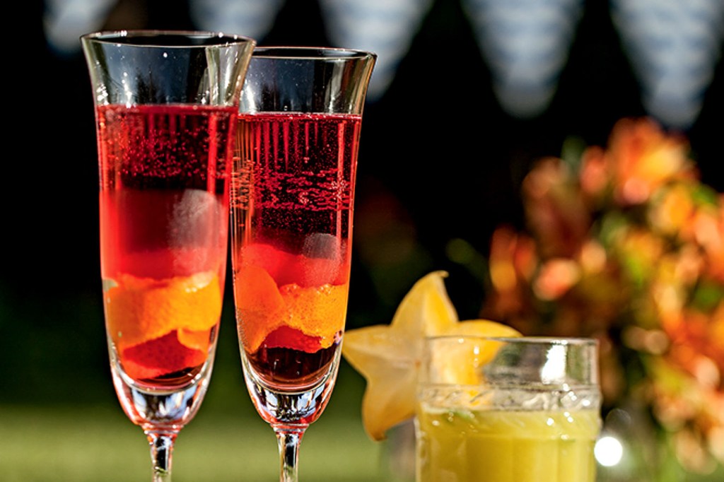 Drink de espumante com chá de hibisco para celebrar de forma leve