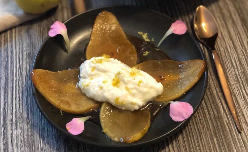 Peras grelhadas com chantili de ricota