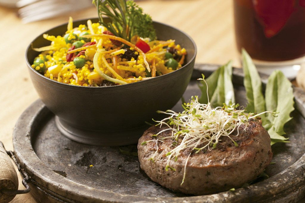 Prato principal: couscous de painço e hambúrguer de cordeiro