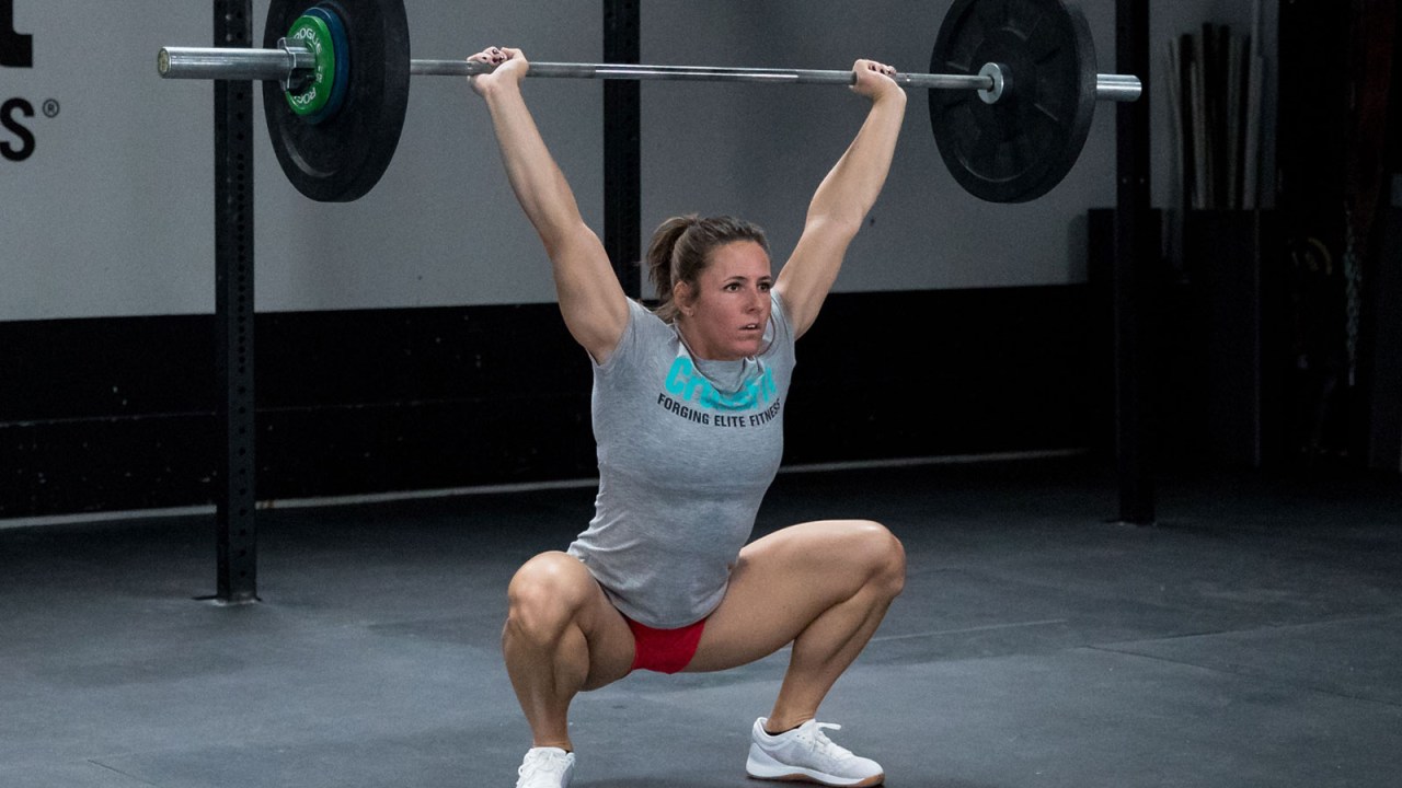 Exercício agachamento com barra acima da cabeça do Open 18.3 do Crossfit Games