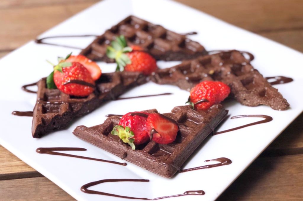 Lanche gostoso e saudável: faça este waffle low carb de chocolate