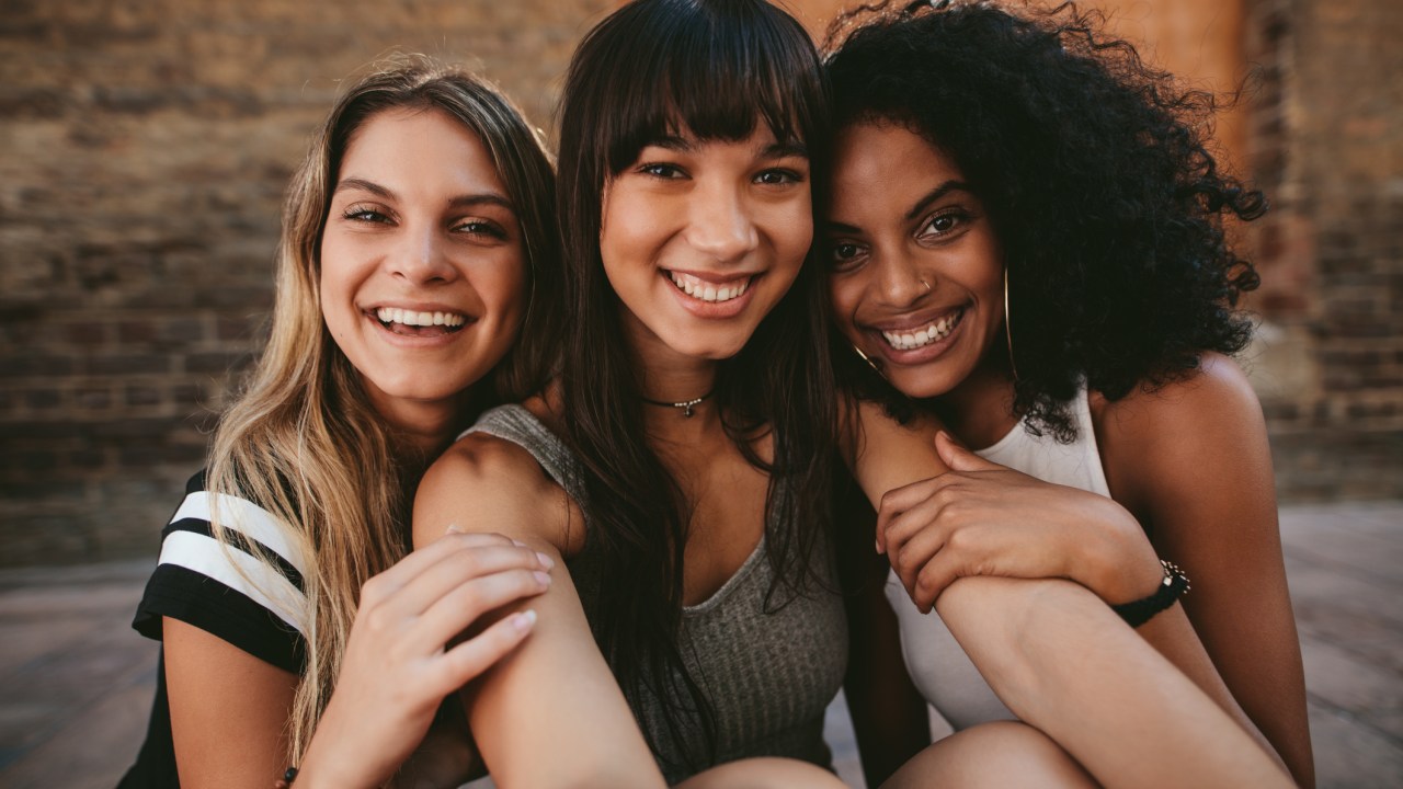 Três mulheres com cor de pele diferente fazendo selfie