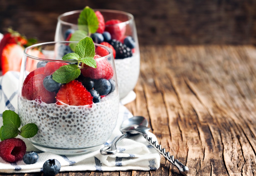 Este pudim de chia é feito com leite de coco, frutas vermelhas e nozes