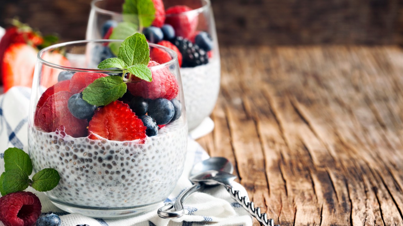 Pudim de chia com frutas vermelhas