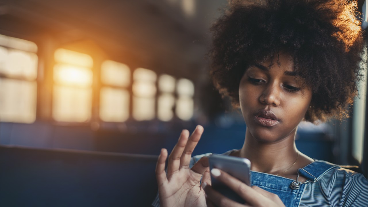 menina celular