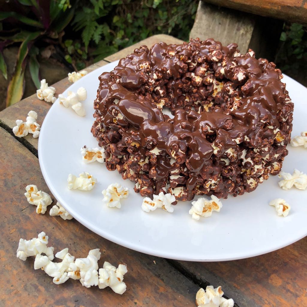 Receita de festa junina: “bolo” saudável de pipoca e chocolate