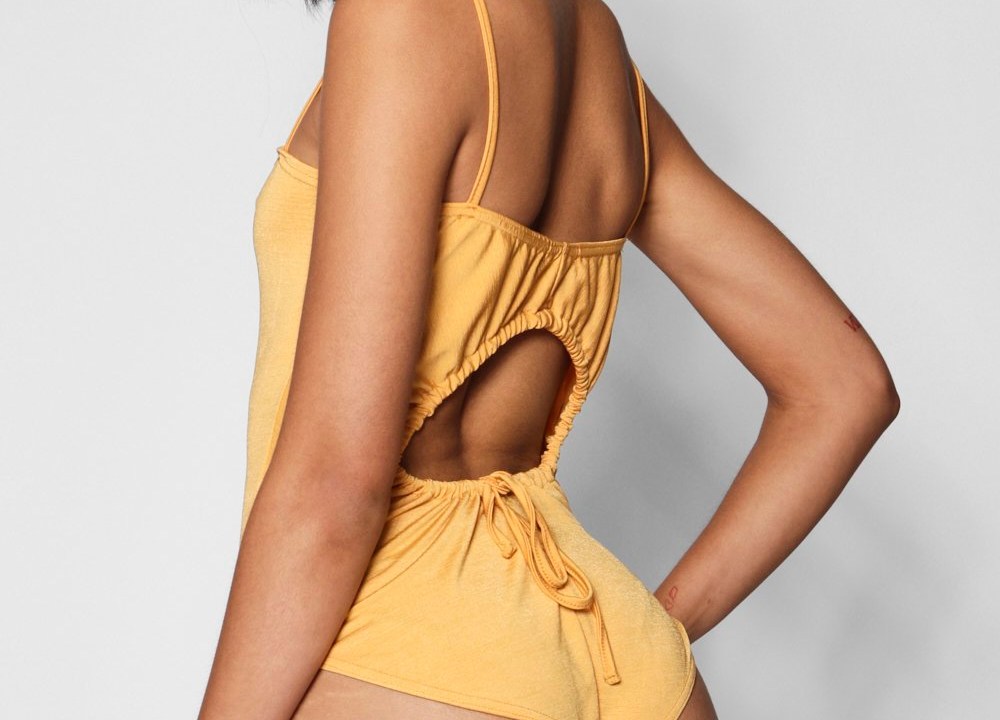 Marca publica foto de modelo com estrias sem edição