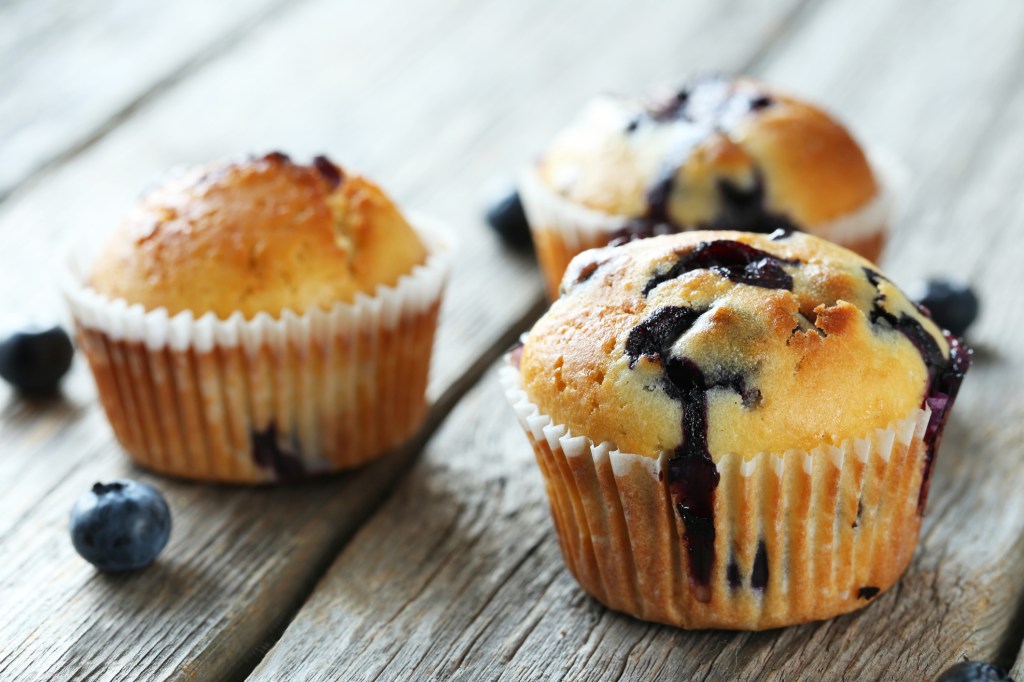 Este muffin de mirtilo é feito com iogurte e farinhas sem glúten